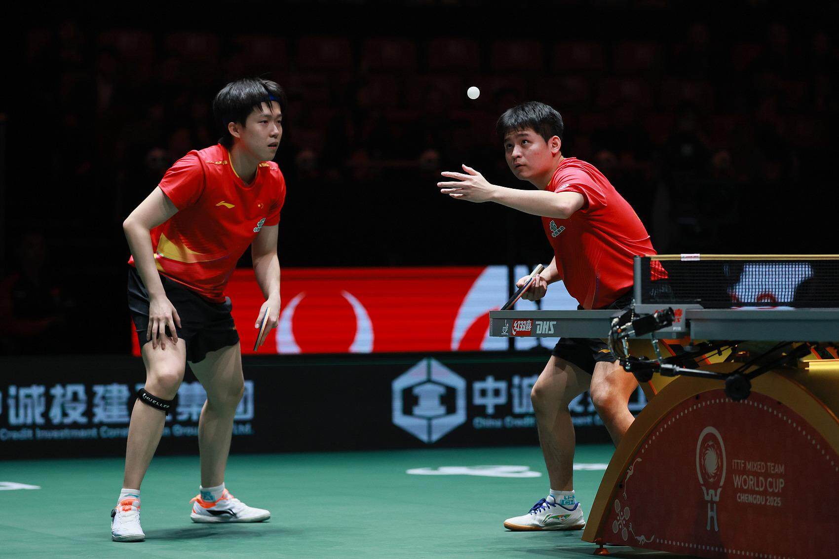 王楚钦(左)/林诗栋在比赛中 王楚钦(左)/林诗栋在比赛中