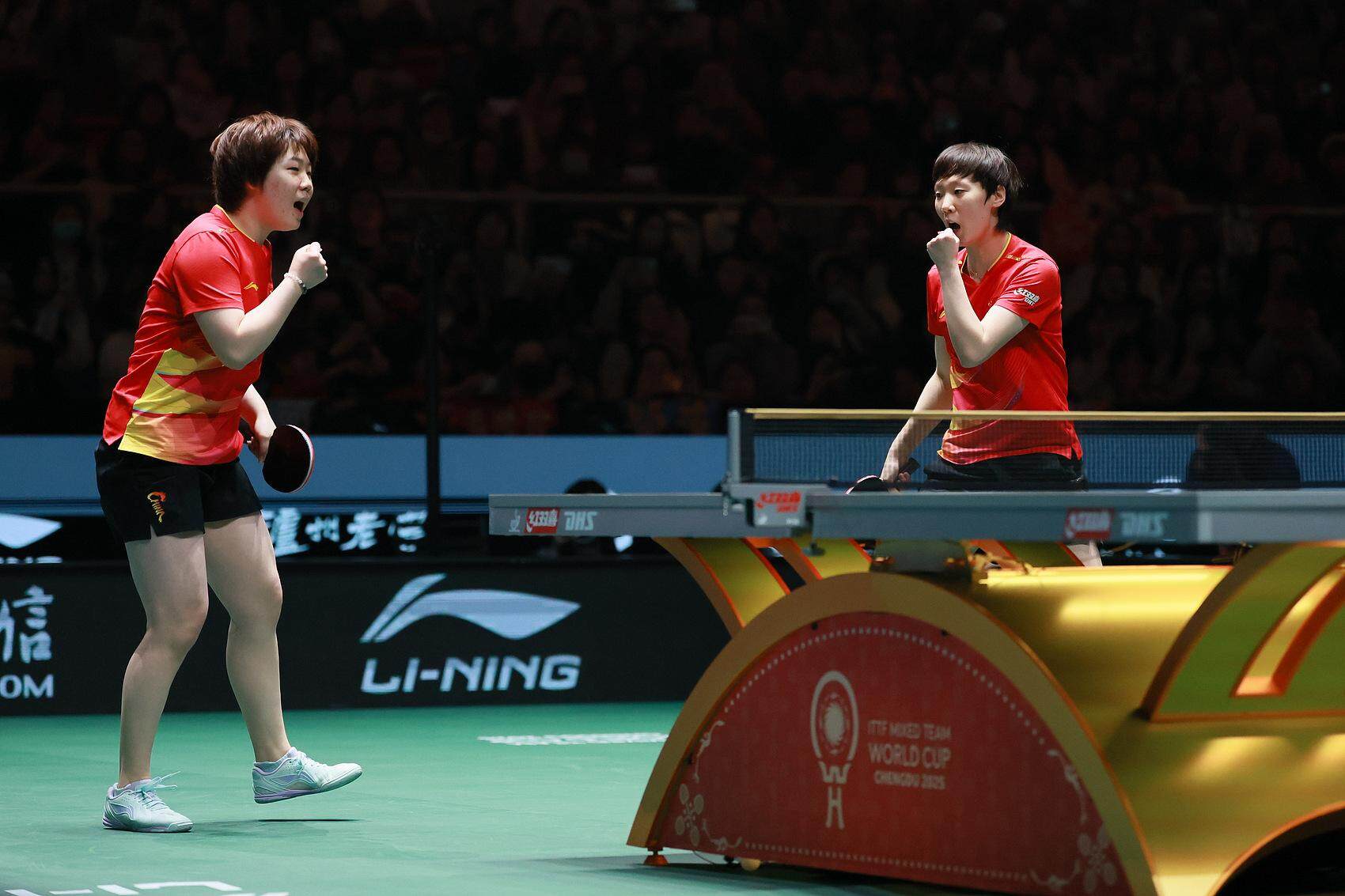 王曼昱(右)/蒯曼在比赛中 王曼昱(右)/蒯曼在比赛中