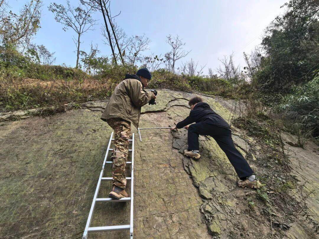 邢立达和团队人员在现场考察 邢立达和团队人员在现场考察