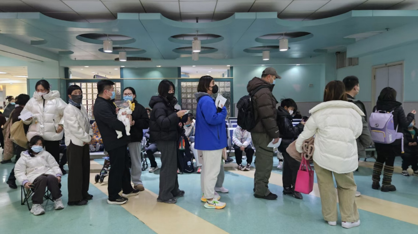 北京儿童医院内科门诊增设采血窗口，方便家长和患儿就近检验。中央广播电视总台中国之声资料图