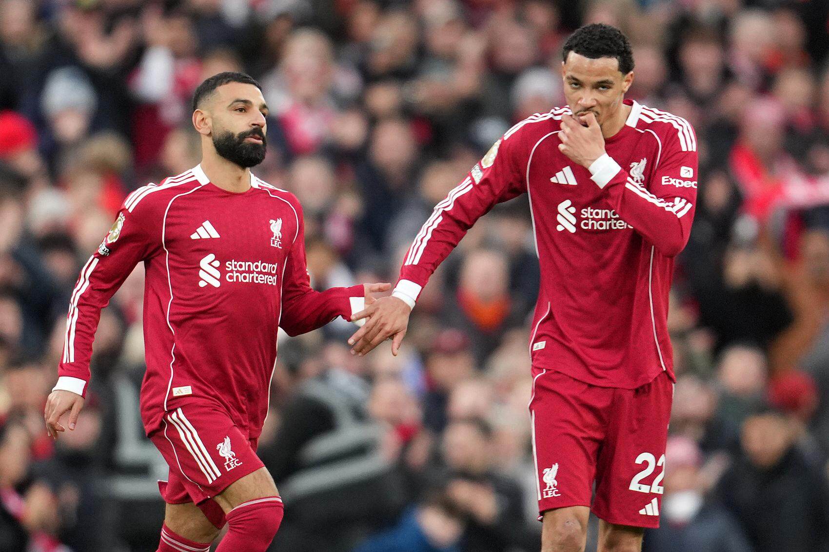 萨拉赫(左)为利物浦本赛季首席射手埃基蒂克(右)送上助攻 萨拉赫(左)为利物浦本赛季首席射手埃基蒂克(右)送上助攻