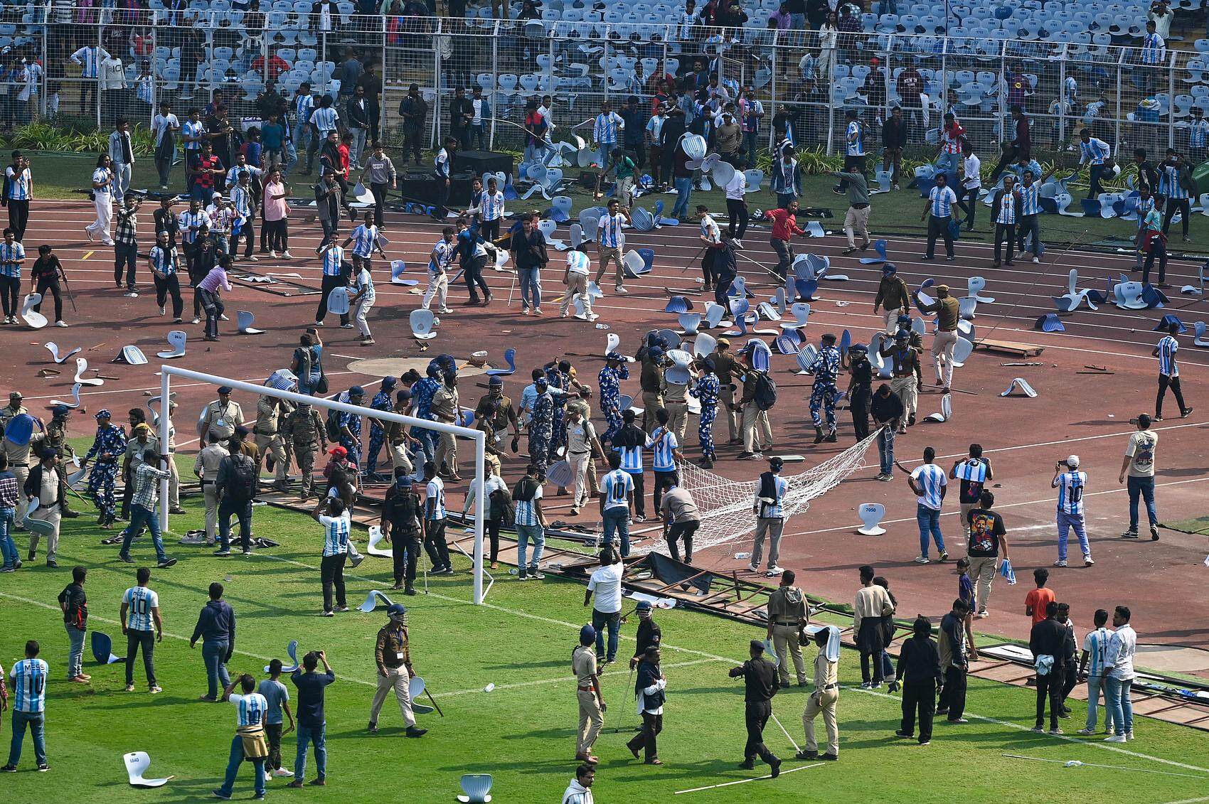 愤怒的球迷破坏了横幅,向场内投掷瓶子和撕毁的座椅 愤怒的球迷破坏了横幅,向场内投掷瓶子和撕毁的座椅