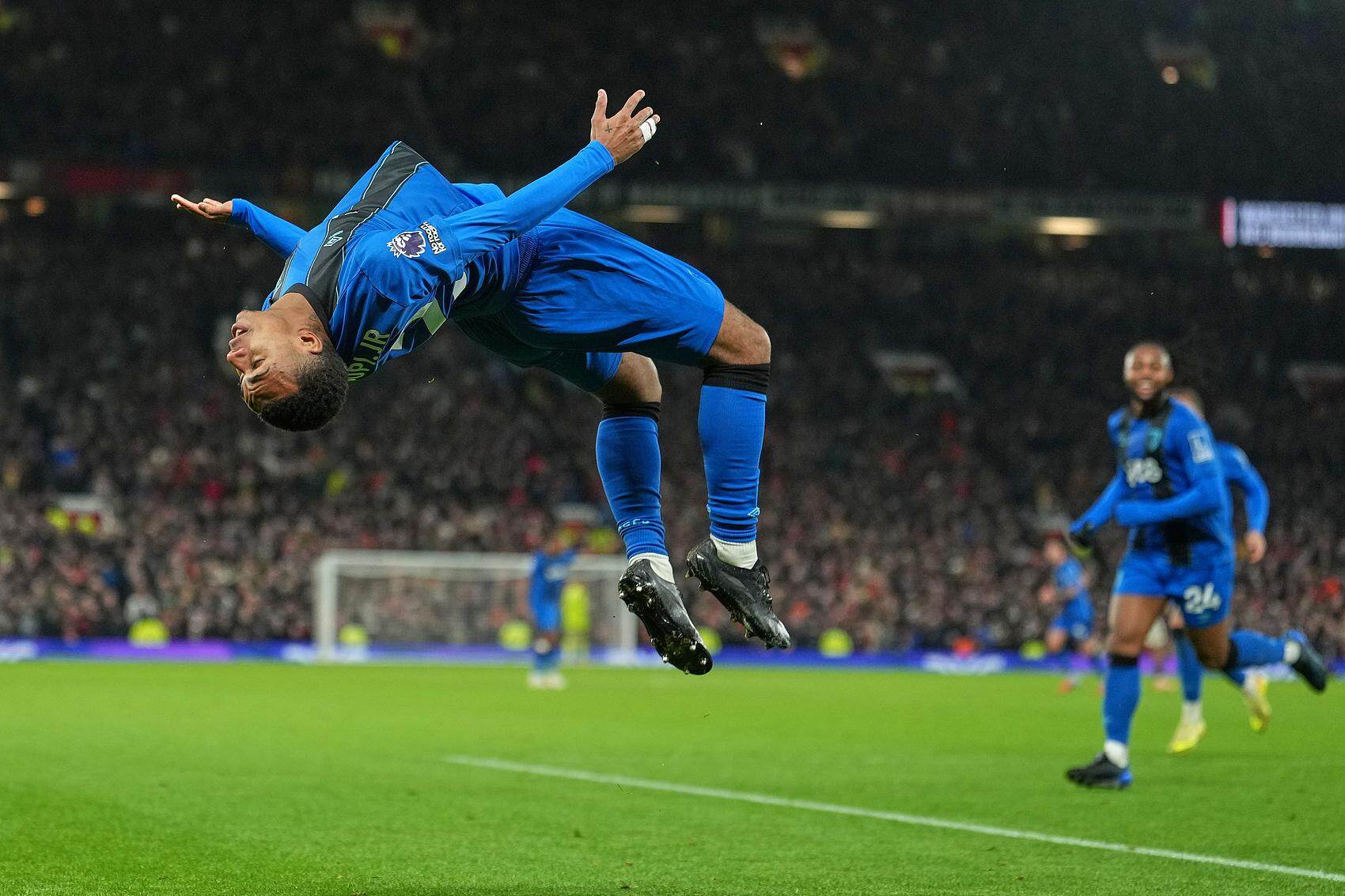 伯恩茅斯球员庆祝进球