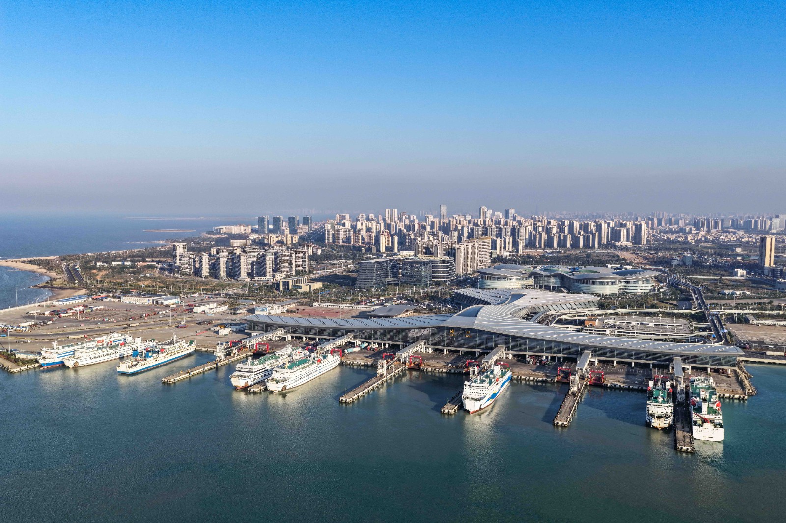 2025年12月17日，羊城晚报记者直击海南自贸港全岛封关倒计时一天现场，停靠在新海港的轮渡。