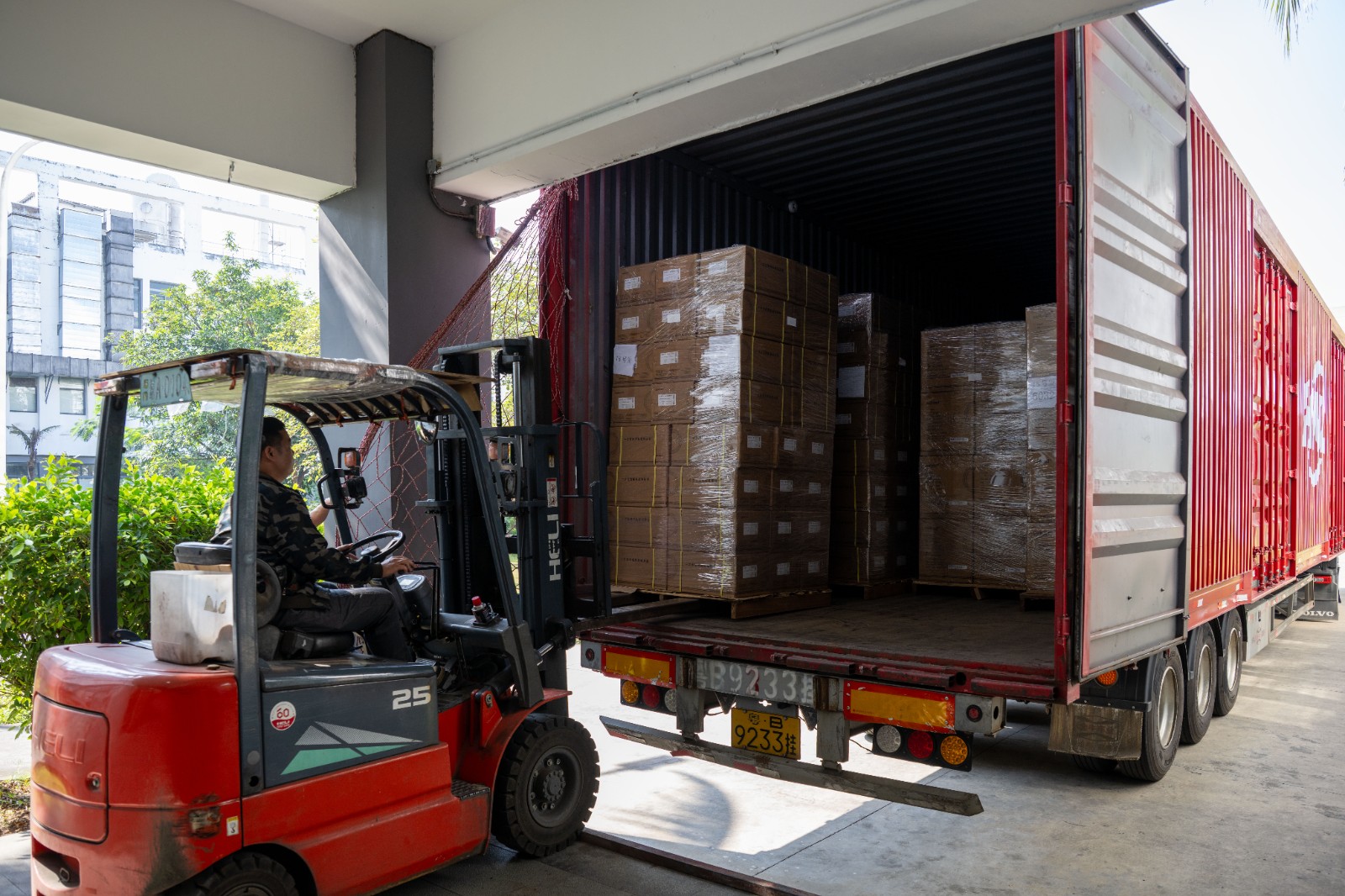 一批单体乳胶导尿管正在打包，准备运输通关。