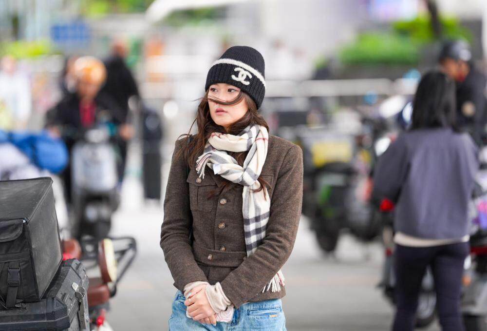 一夜降温后，广州市民25日白天戴帽戴围巾寒风中出门。羊城晚报记者 梁怿韬 摄