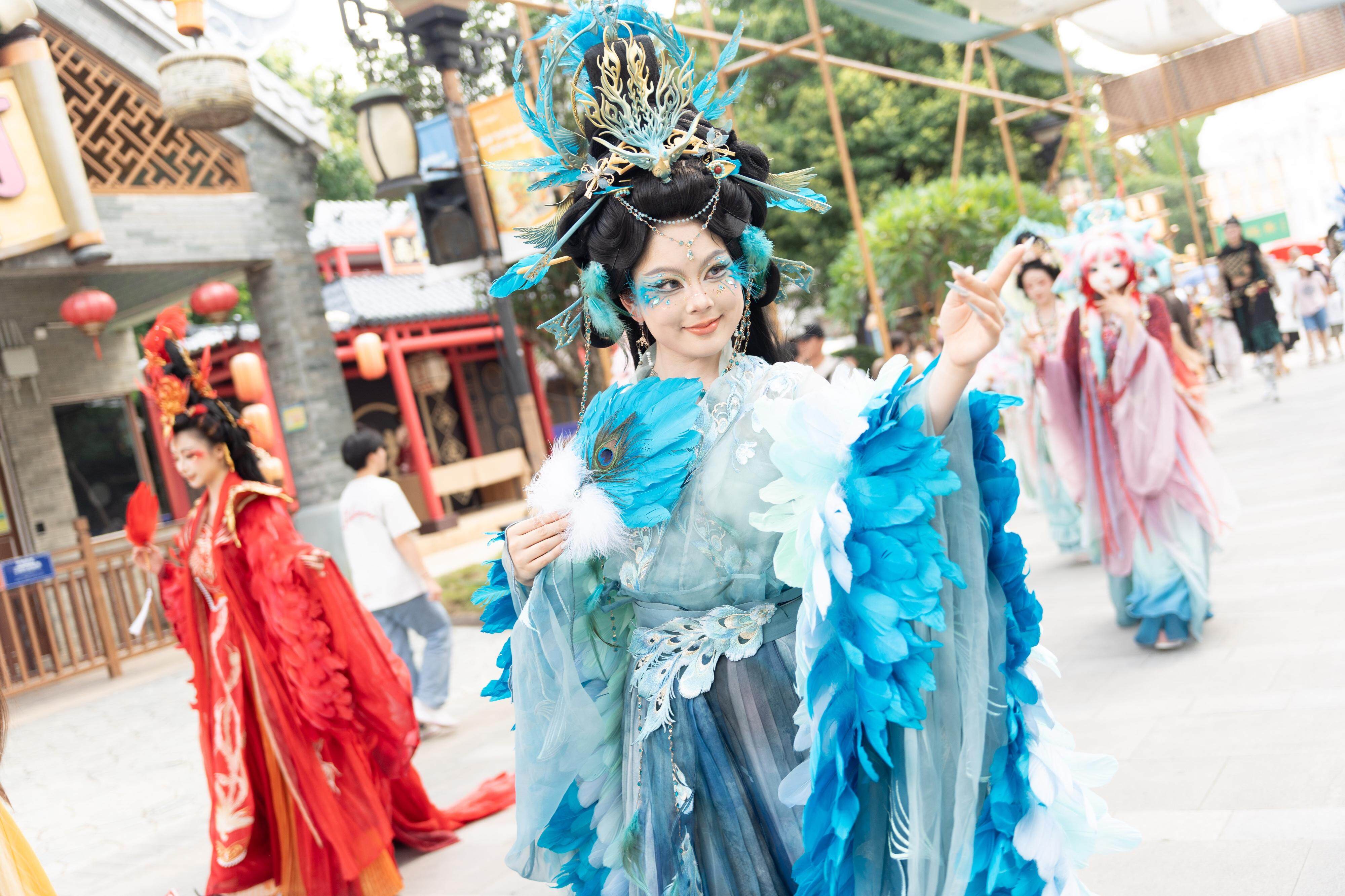 广州融创乐园推出“花火绮梦·光年盛宴”双旦跨年系列主题活动，营造跨年仪式感