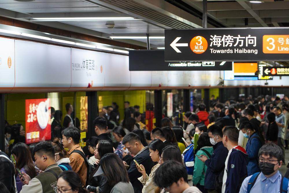 广州地铁客流 袁彦昌 邓志聪 摄