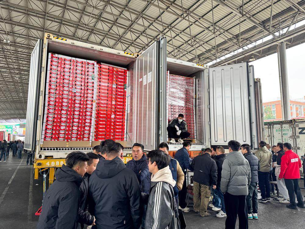 采购商向批发商咨询车厘子品质和价格