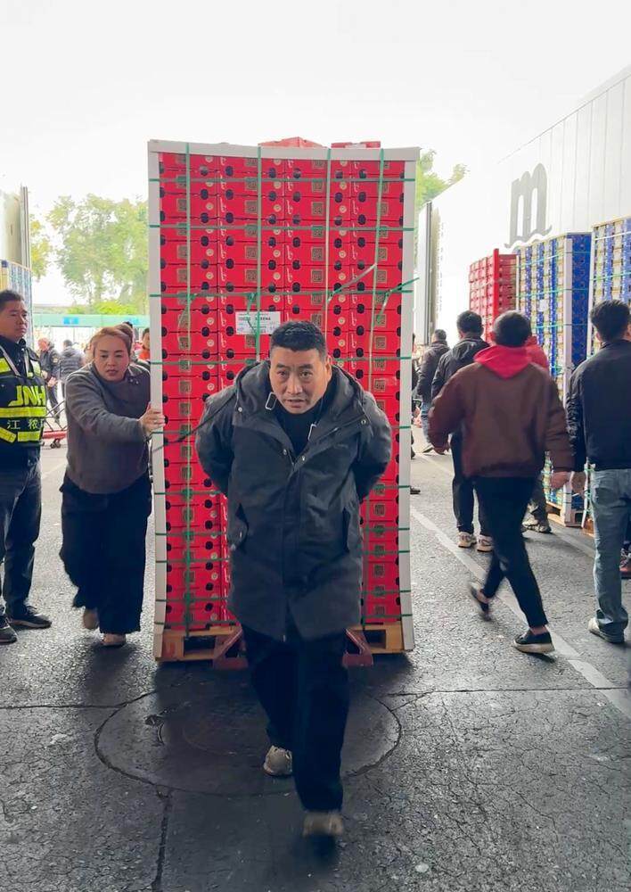 大批车厘子到达江秾汇市场
