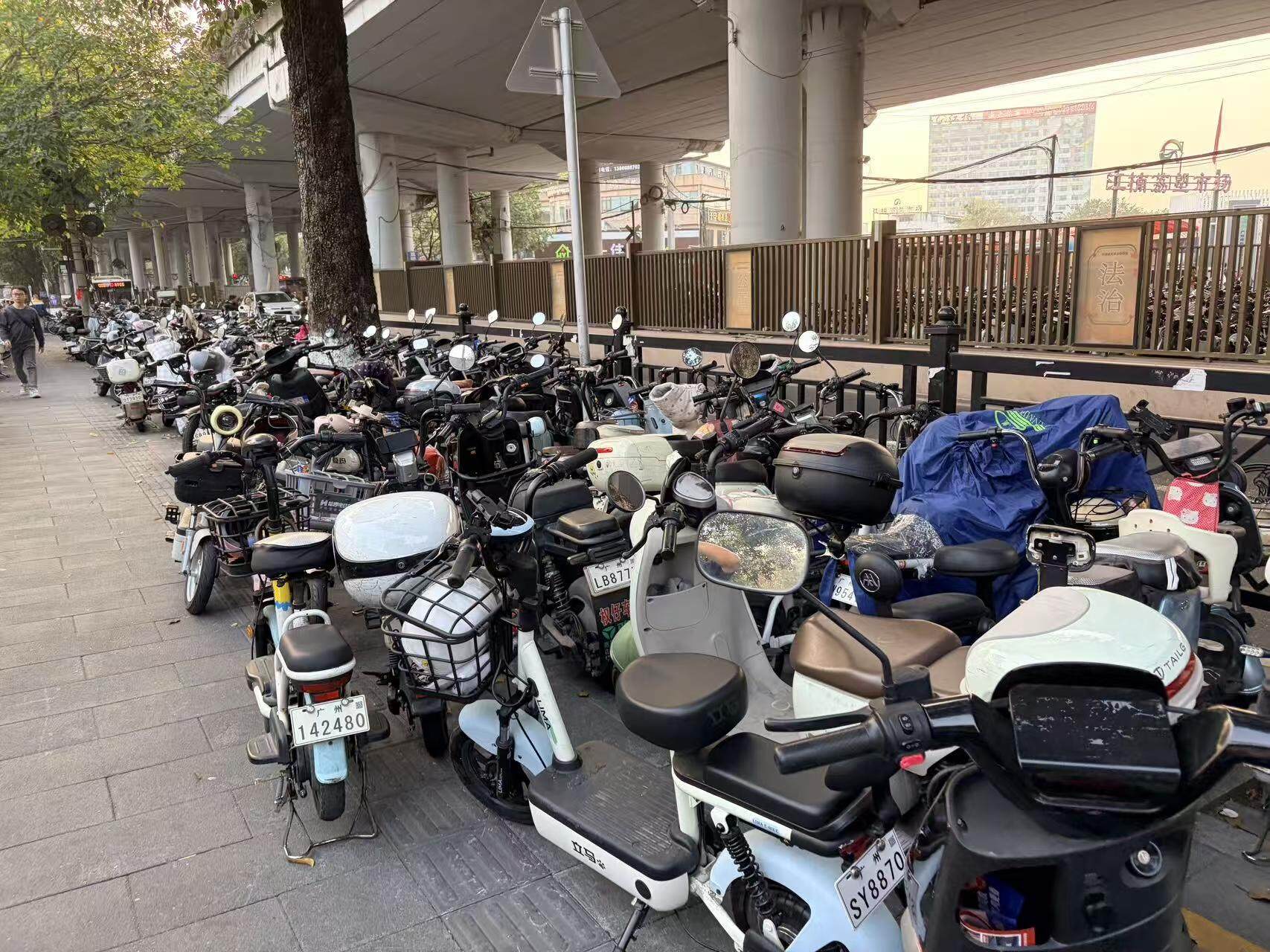 西塱C口人行道两侧停满电动自行车，至完全占满盲道