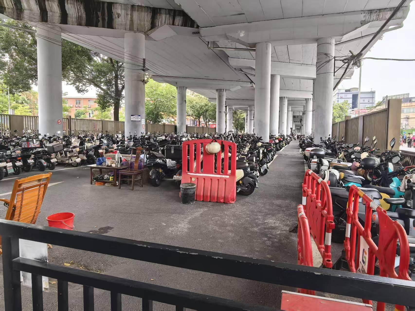 西塱停车场内，摆放较为整齐