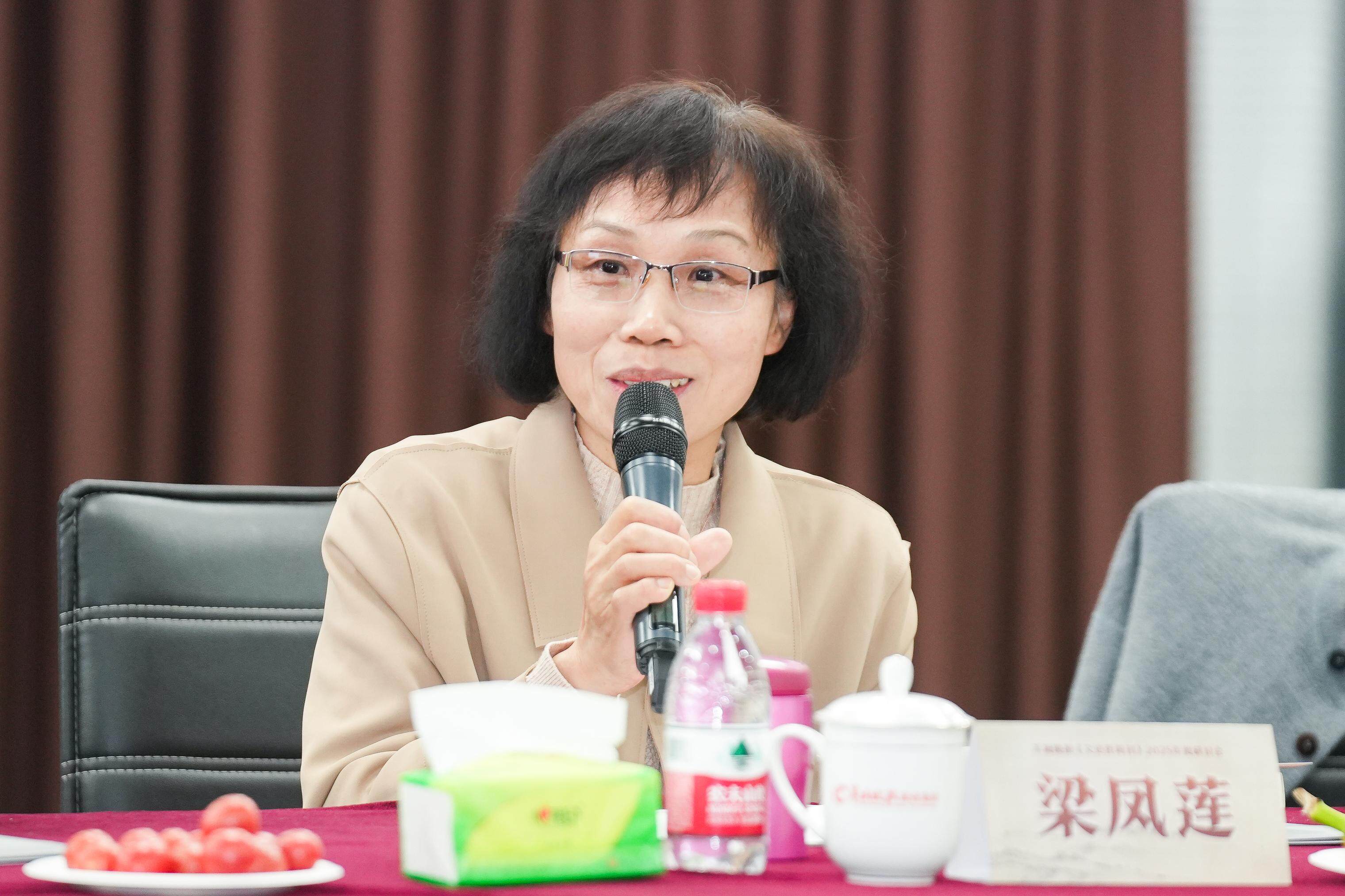 梁凤莲女士发言