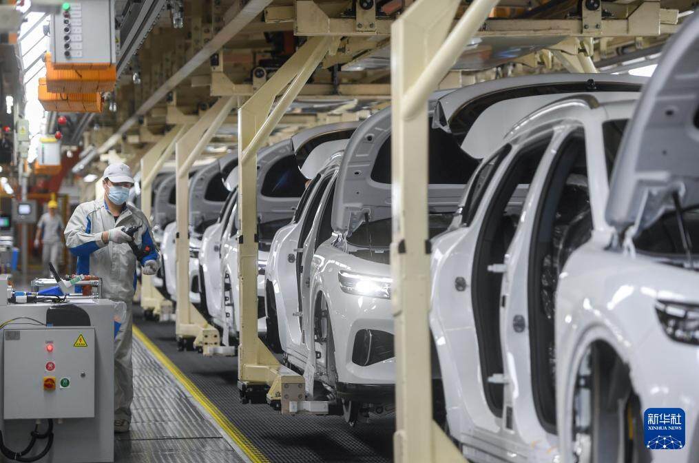 工人在汽车总装车间流水线上作业。新华社资料图
