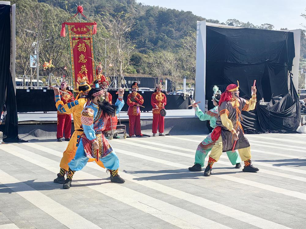 高速公路志愿者带来英歌舞表演