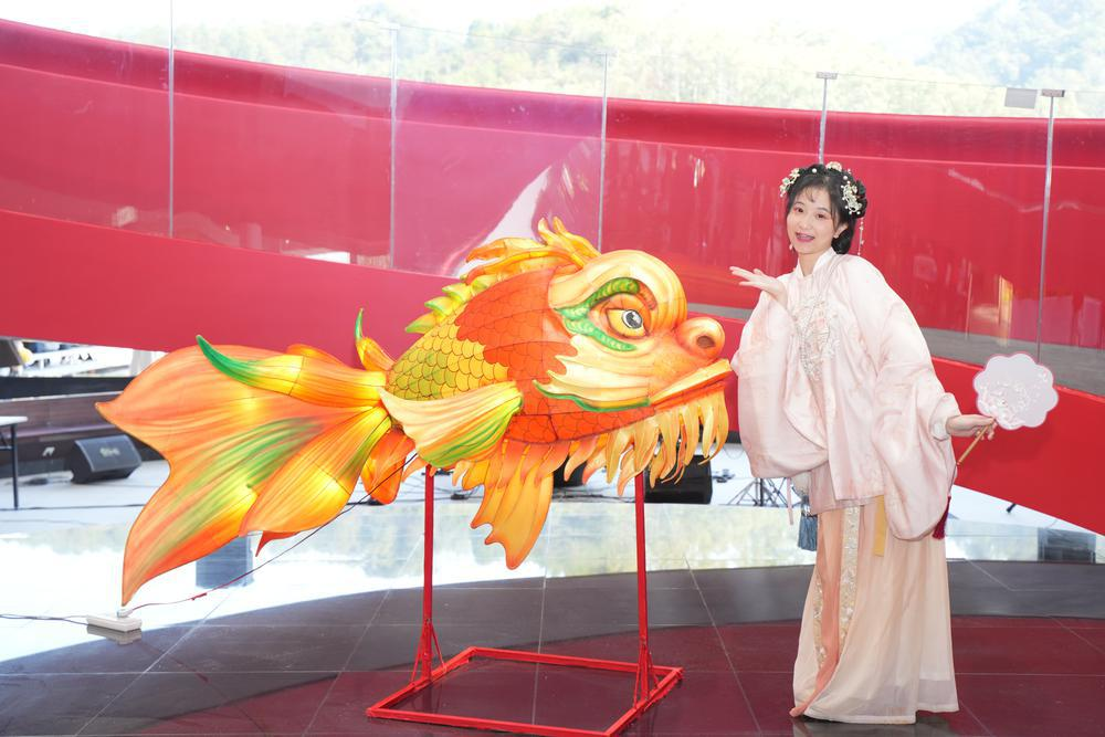 游客与鳌鱼灯合影留念