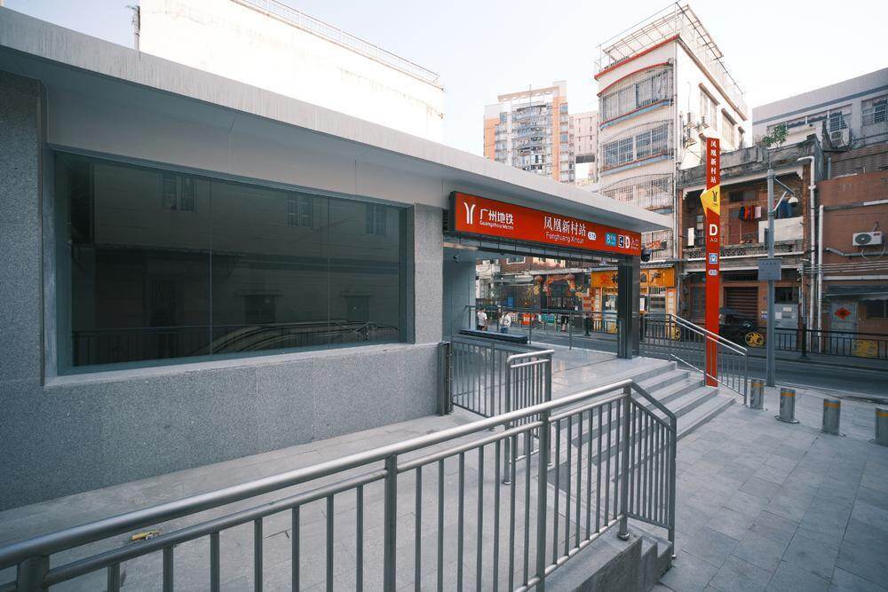  凤凰新村站D口。袁彦昌 摄