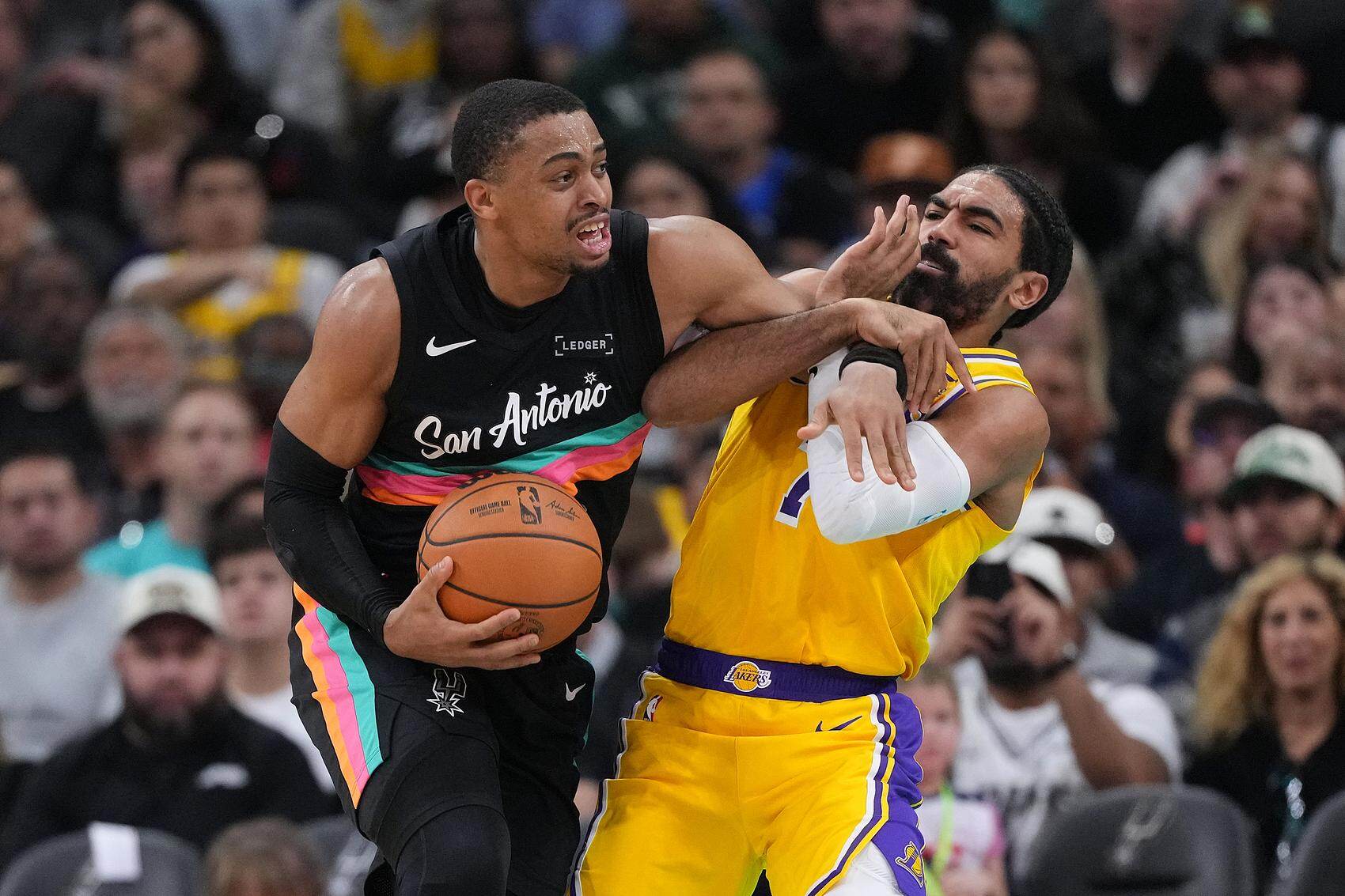  双方球员在比赛中拼抢