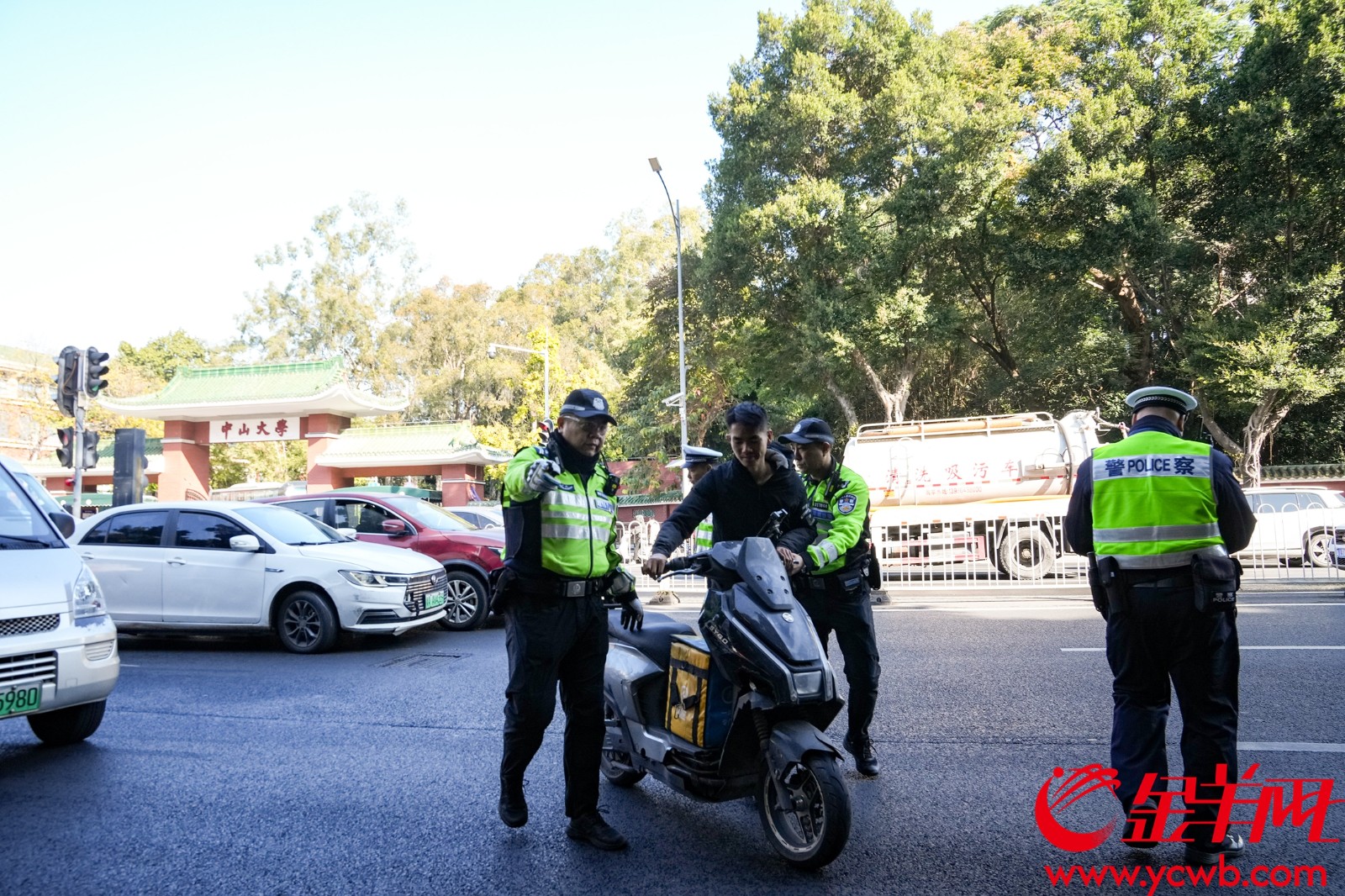  无牌车辆被查扣。