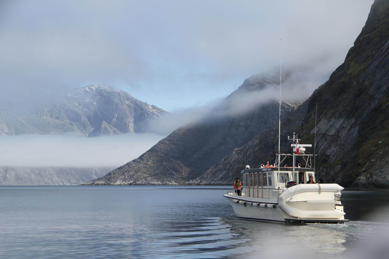 一艘船行驶在格陵兰首府努克市西海岸(图/新华社) 一艘船行驶在格陵兰首府努克市西海岸(图/新华社)