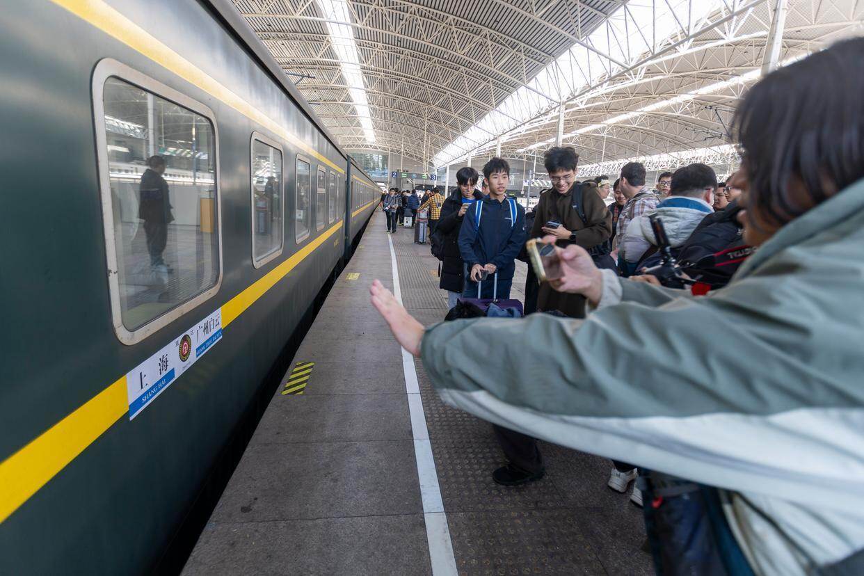  1月14日，火车迷在上海火车站送别Z100次列车。新华社记者 王翔 摄