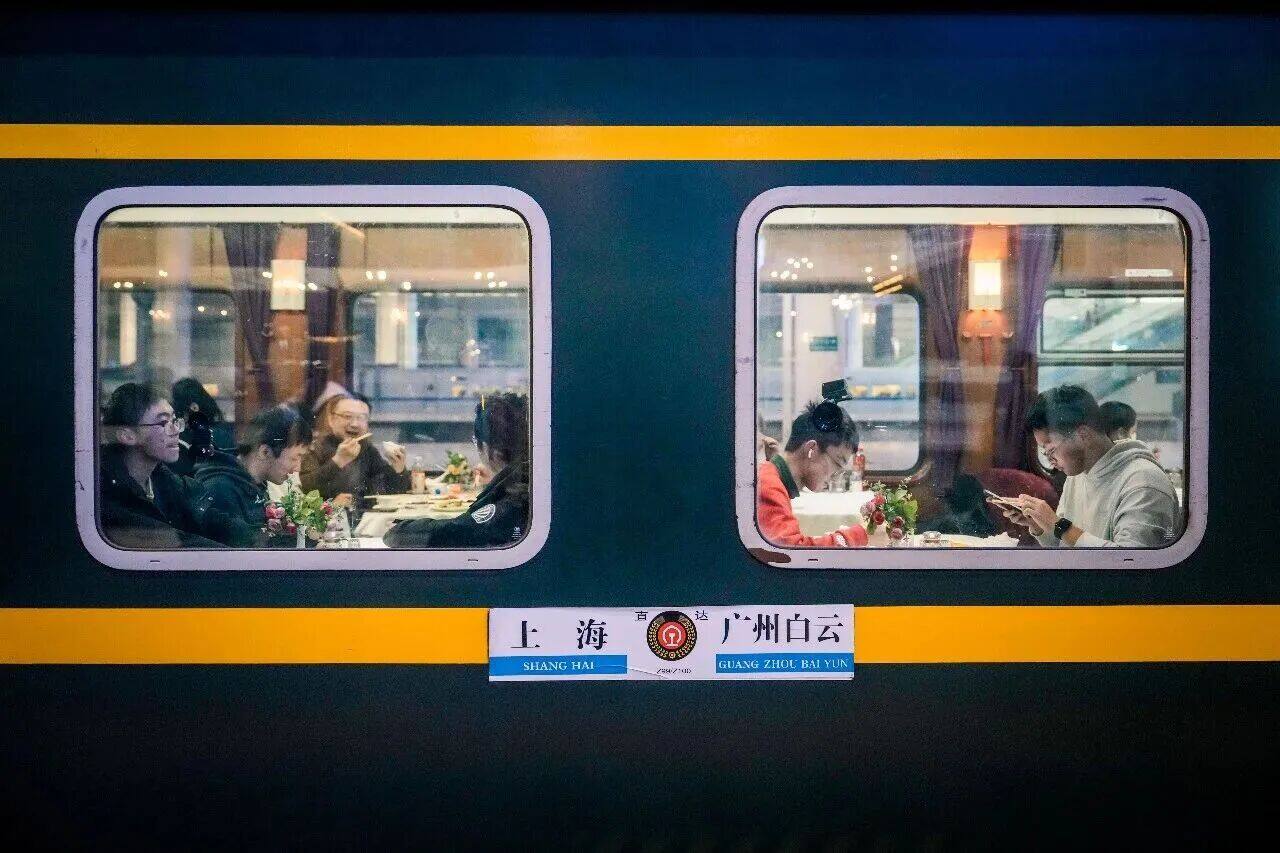  Z99“移动大饭店”名声在外，餐车一位难求