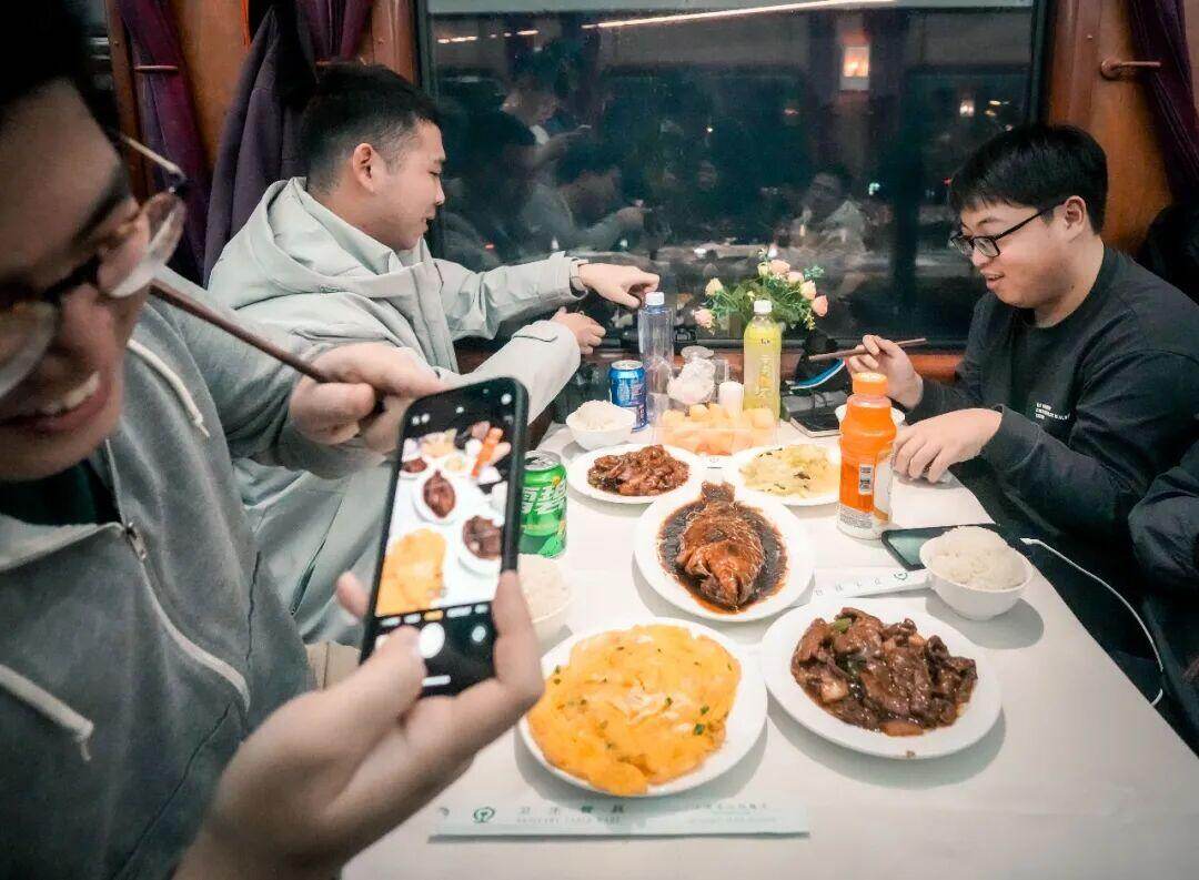  菜上齐了，吃上红烧鲈鱼的乘客不免拍照发圈炫耀一番