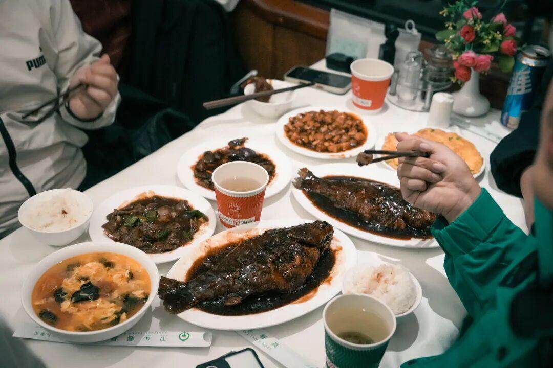  红烧鲈鱼已成为每桌必点的网红菜，有些不过瘾的乘客甚至会一次点上两三条
