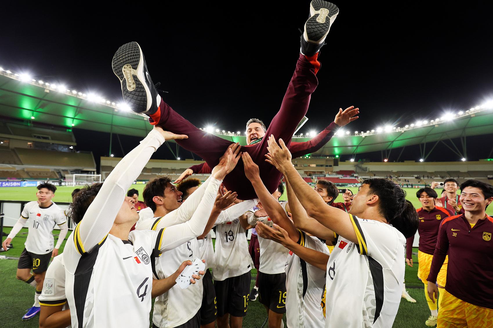 闯入决赛后，安东尼奥被队员高高抛起