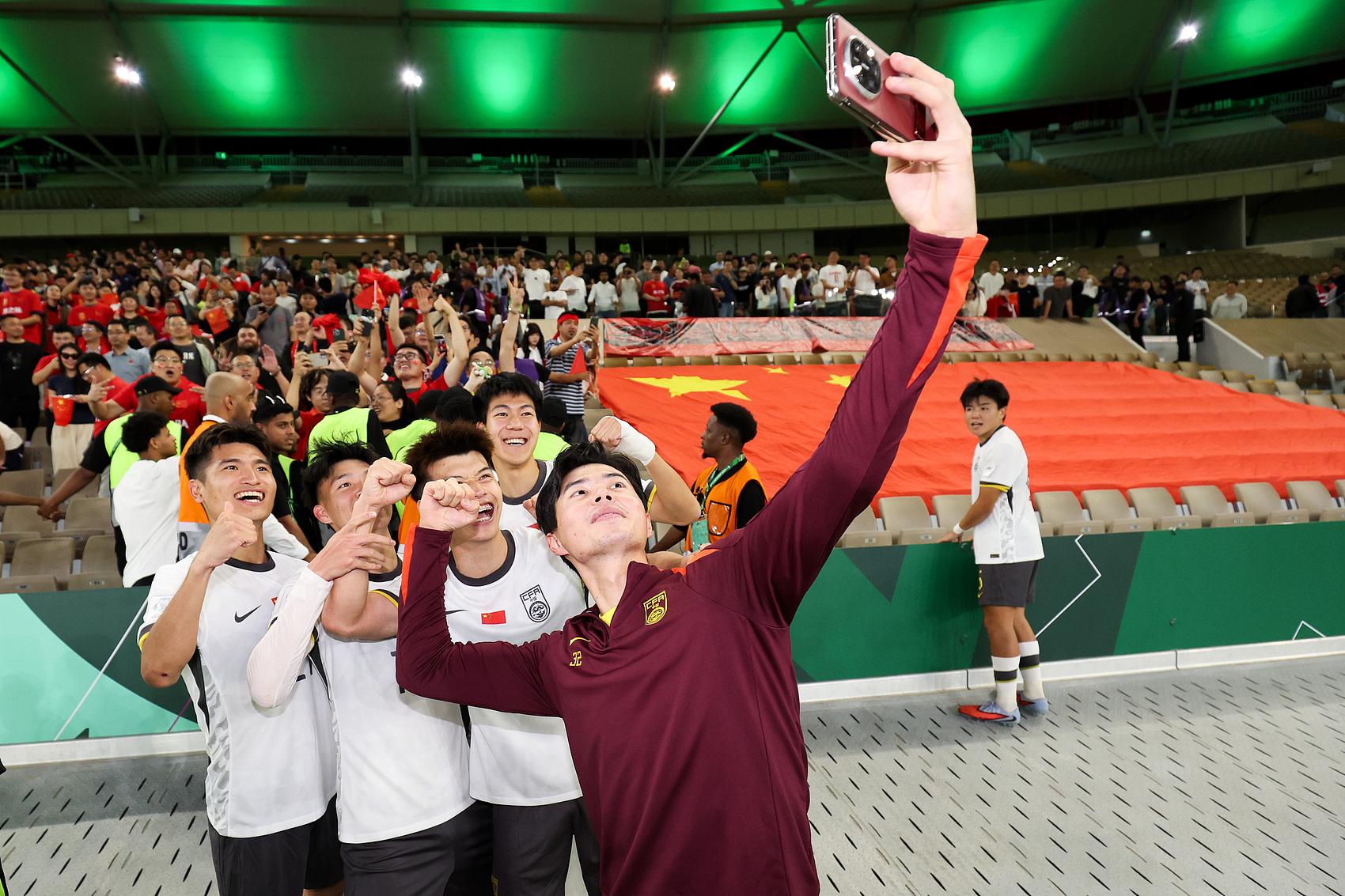 中国队队员赛后和球迷自拍庆祝