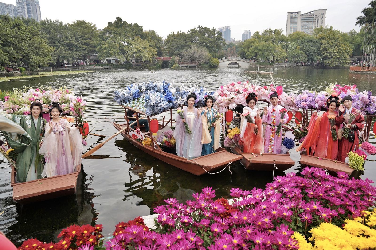 往年在荔湾湖公园举办的广州水上花市。羊城晚报记者 陈秋明 摄