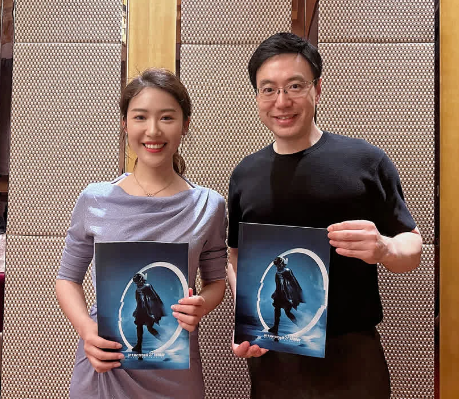  雷诗情与谢萌（右）