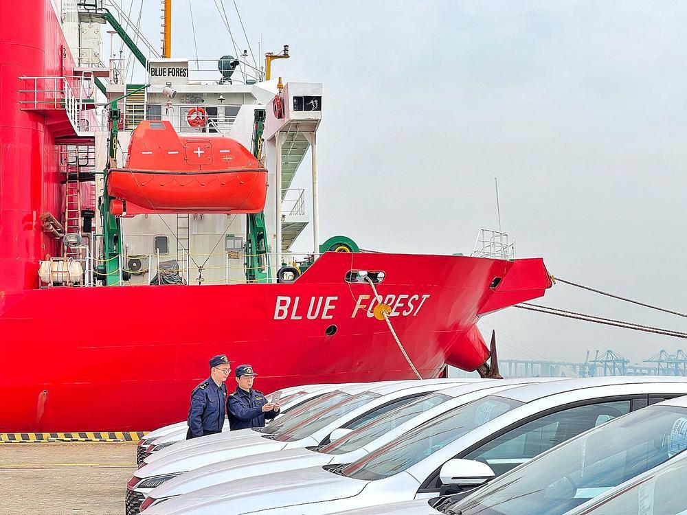 广州海关关关员在南沙汽车码头对即将出口的国产汽车进行监管