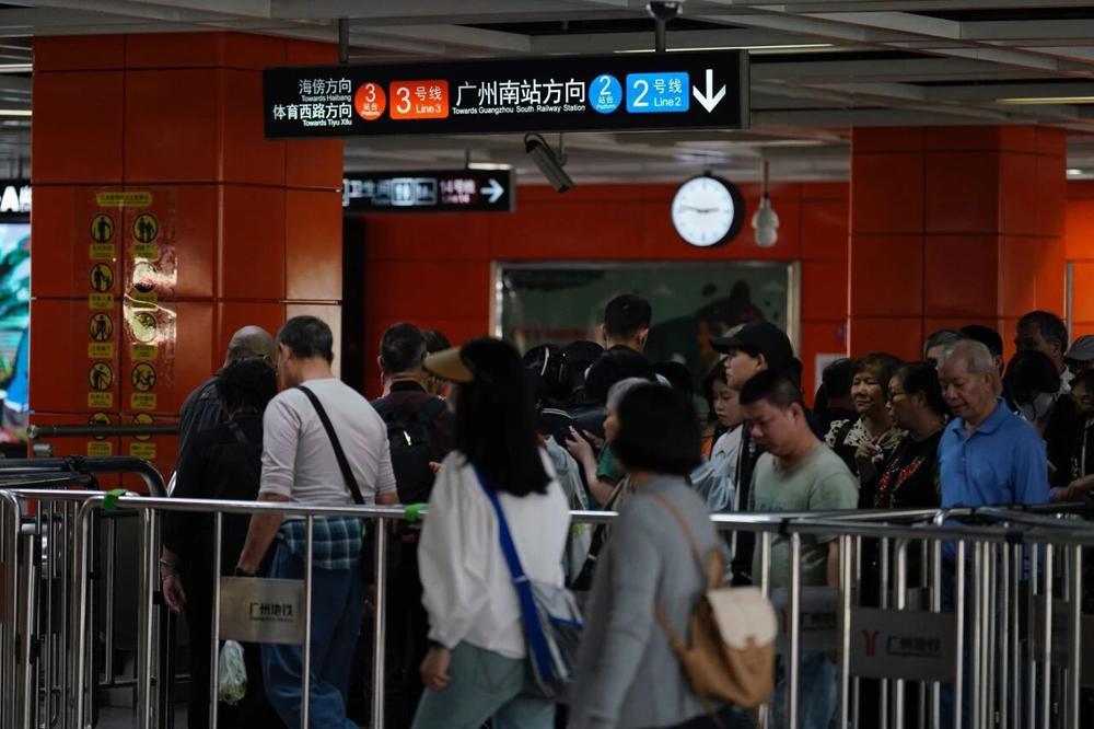  嘉禾望岗作为重要的换乘站，早晚高峰和假期间车站客流较大