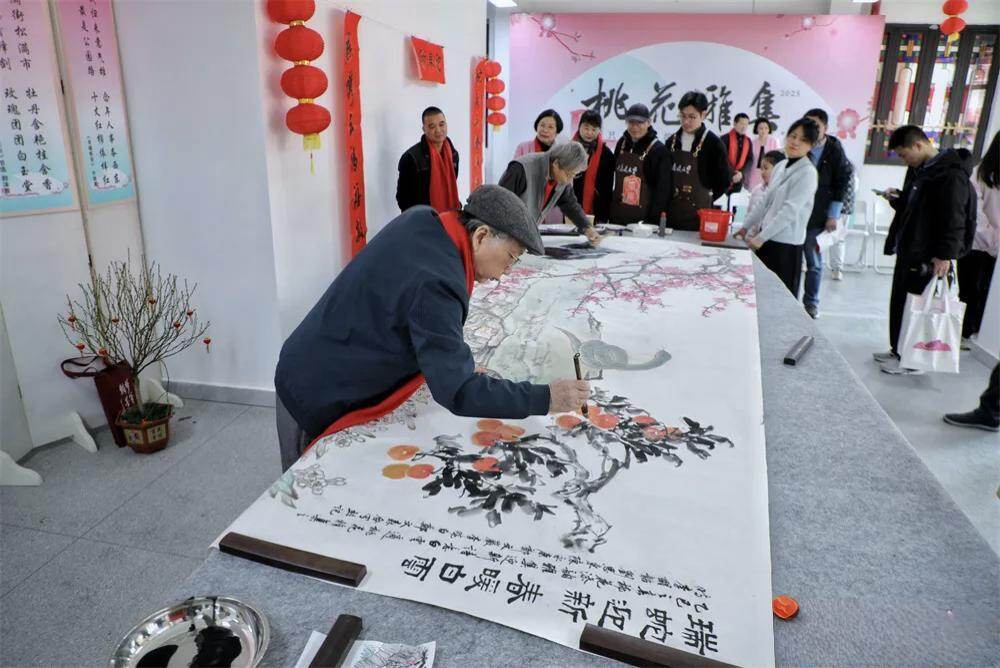 往届桃花雅集上,书画家挥毫作画 往届桃花雅集上,书画家挥毫作画