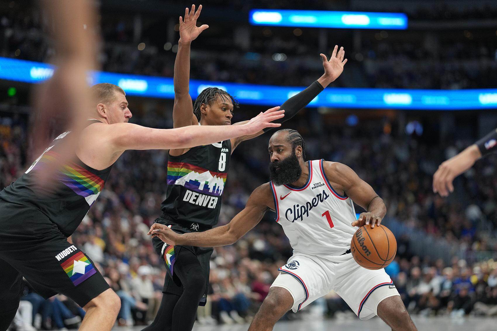  哈登在比赛中控球