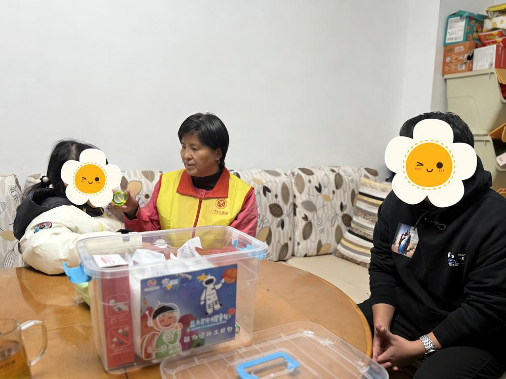 2026年1月24日下午，方素珍志愿者到海珠区新港街开展“益点星光”温暖进家庭志愿服务行动，上门派发“工具包”服务