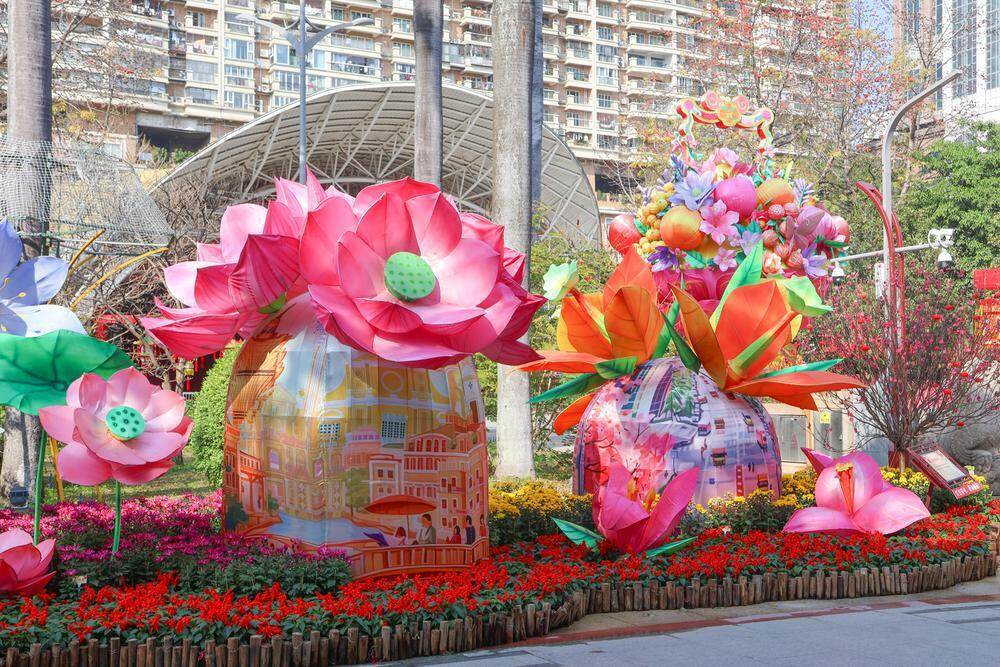  展现粤港澳大湾区标志性建筑与灿烂繁花相映的锦绣图景“春满繁花”