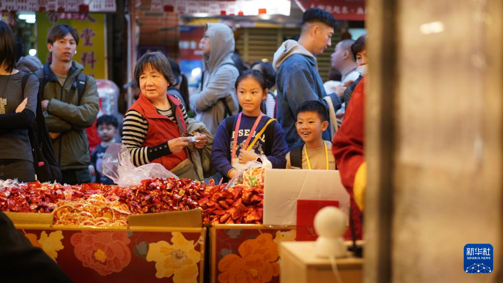 人们在台北年货大街上购买糖果（2月10日摄）。新华社记者 黄扬 摄