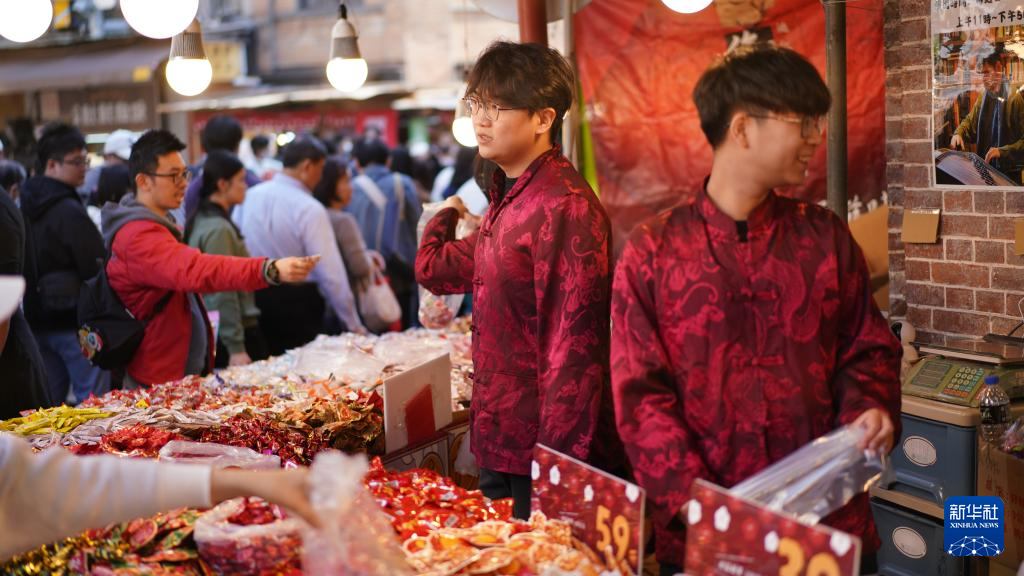 台北年货大街上，商户售卖年货（2月10日摄）。新华社记者 黄扬 摄