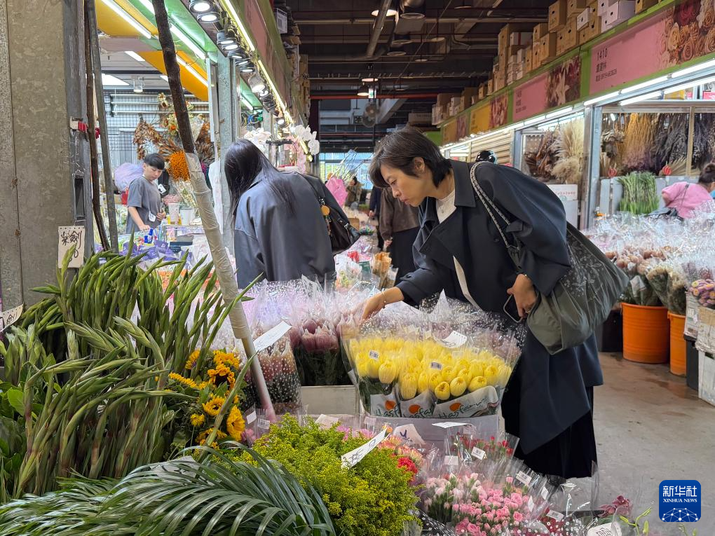 在台湾内湖花市内，顾客挑选年花（2月12日摄）。新华社记者 黄硕 摄
