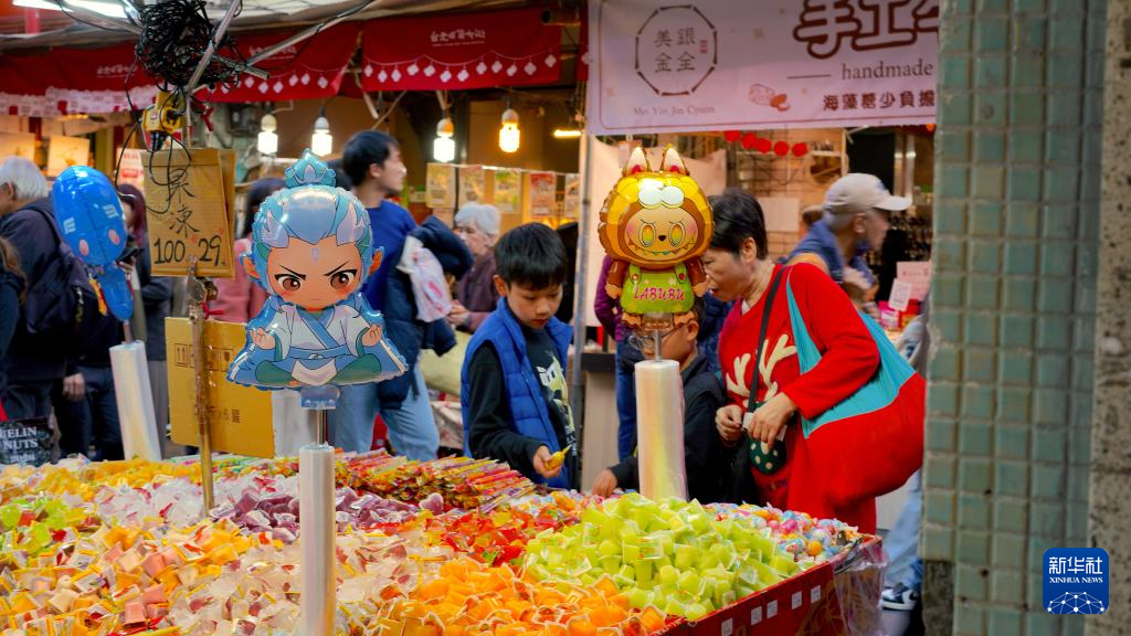 市民在台北年货大街上选购果冻（2月10日摄）。新华社记者 黄扬 摄