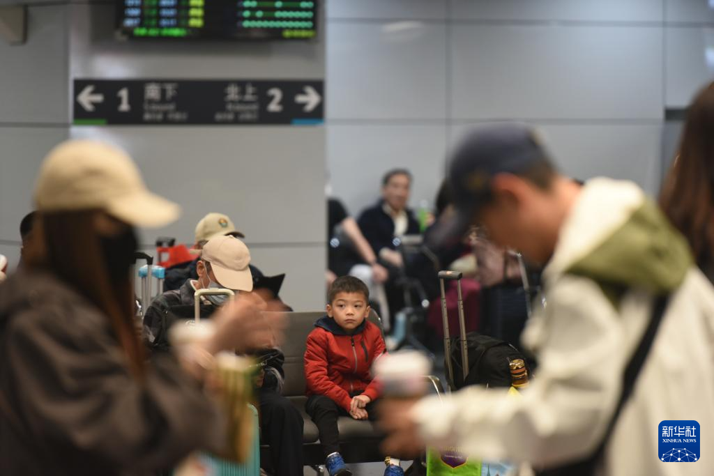 在台北车站内，乘客在候车厅内候车（2月16日摄）。新华社记者 黄扬 摄