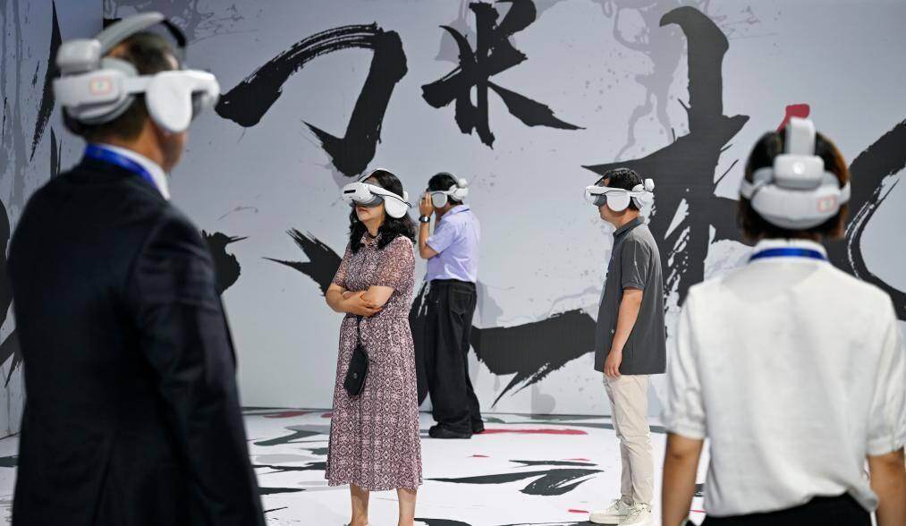  2025年7月4日，重庆永川国际会展中心，嘉宾观看中国电影科技企业的虚拟影片。新华社记者 陈诚 摄