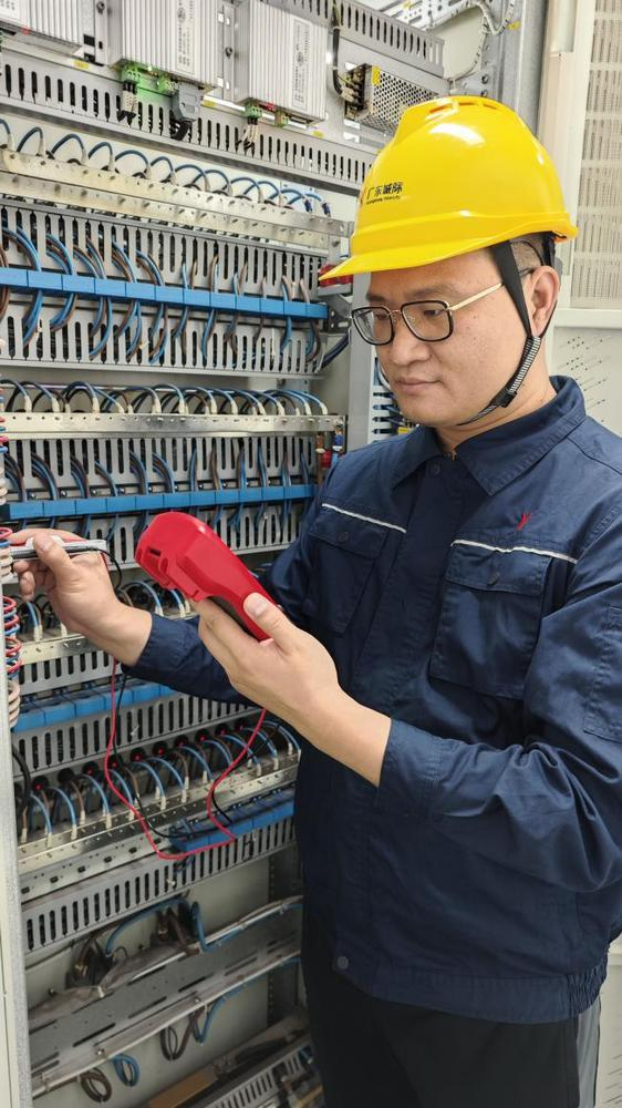  检修师马显东守护列车安全运行