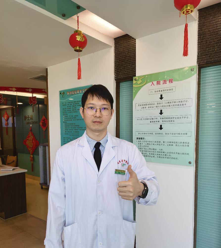 救人的莫嘉强医生。受访者供图 救人的莫嘉强医生。受访者供图