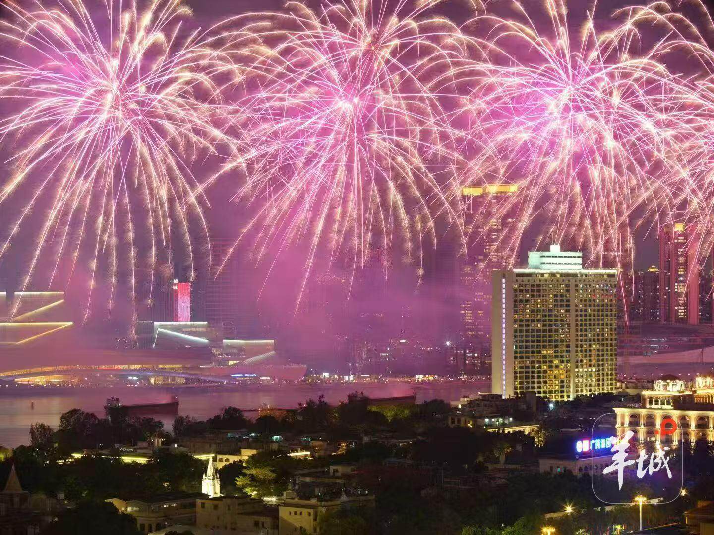 广州白鹅潭春节烟花汇演 白天鹅宾馆供图 广州白鹅潭春节烟花汇演 白天鹅宾馆供图