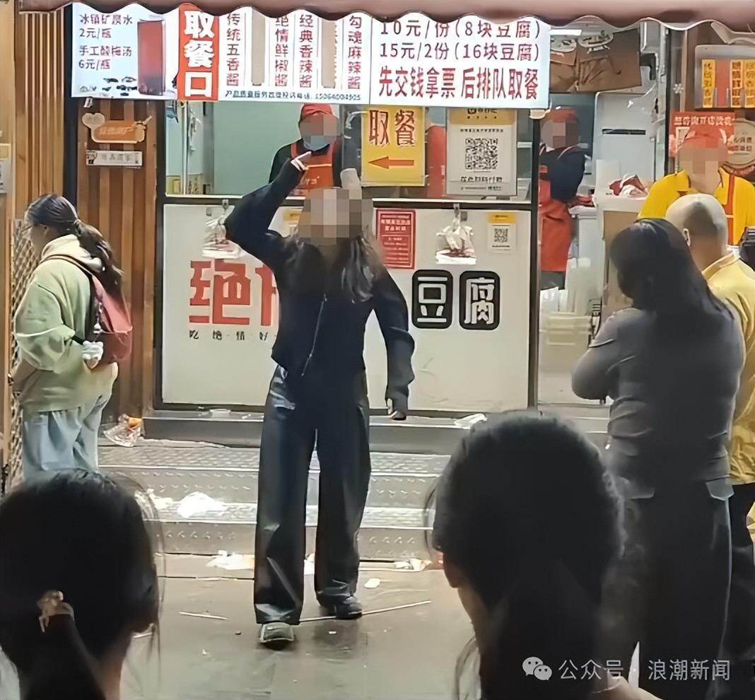  李女士在店门口控诉老板“太绝情”