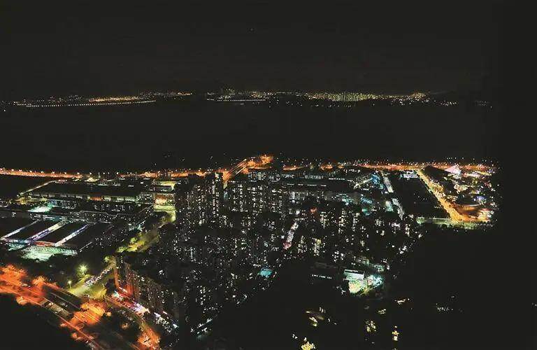 夜色中的深圳湾上空,远处的深圳湾公园进入“暗夜”。深圳晚报记者 李晶川 摄 夜色中的深圳湾上空,远处的深圳湾公园进入“暗夜”。深圳晚报记者 李晶川 摄
