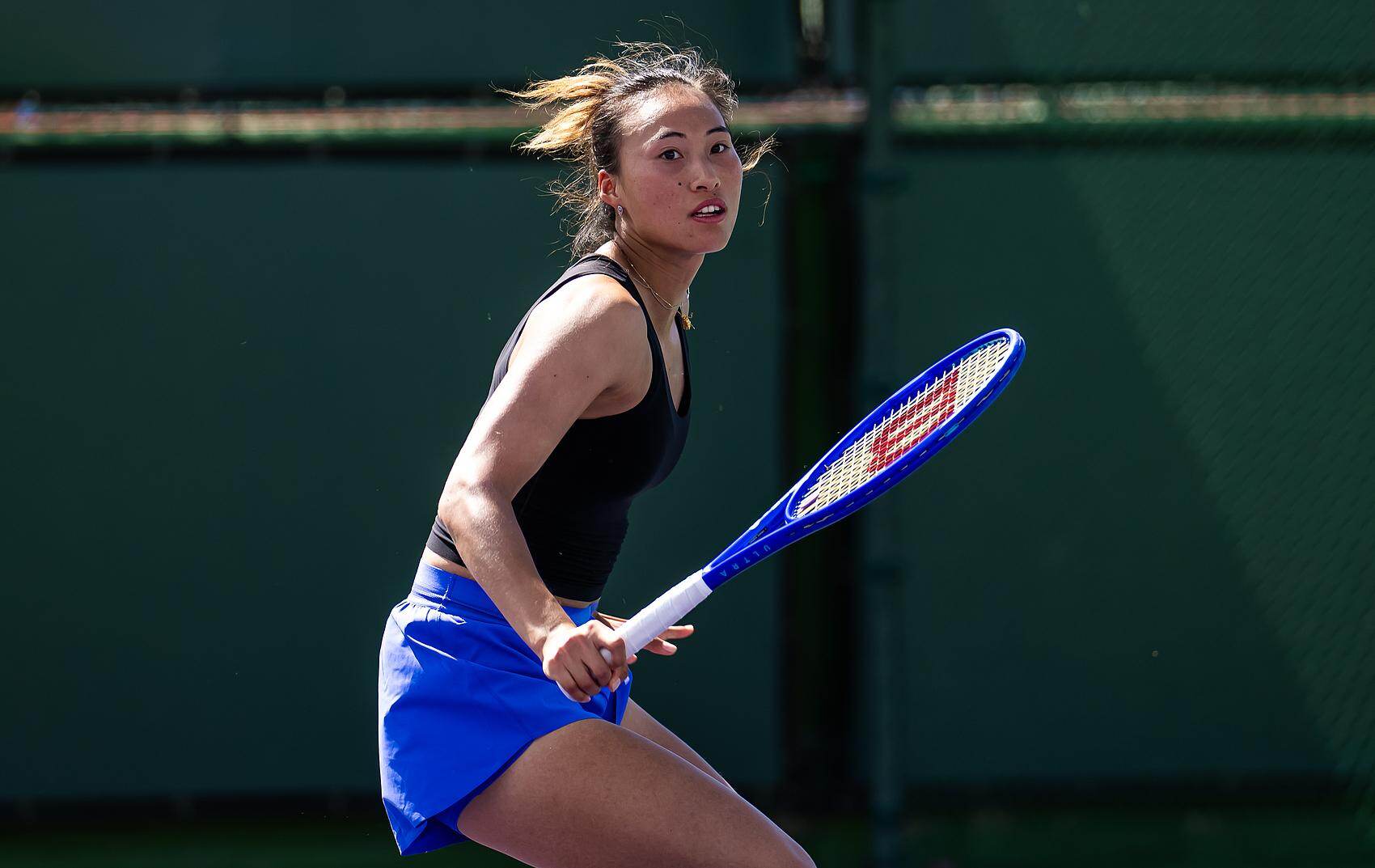  郑钦文在赛前训练中